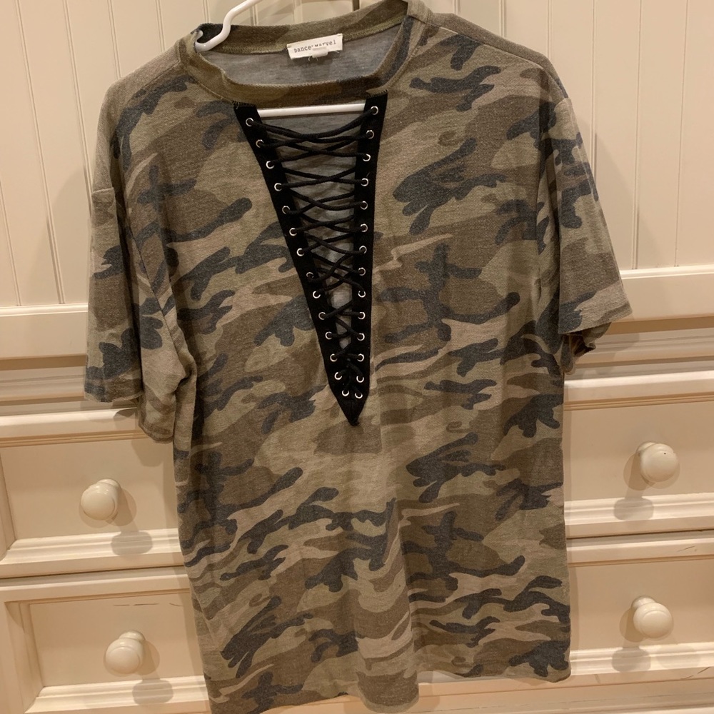 Camo lace up tee